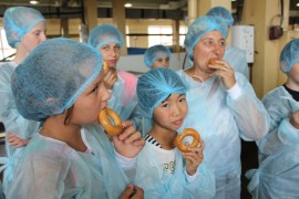 Для детей и активистов ТОС организовали экскурсию на завод по производству печенья (51)